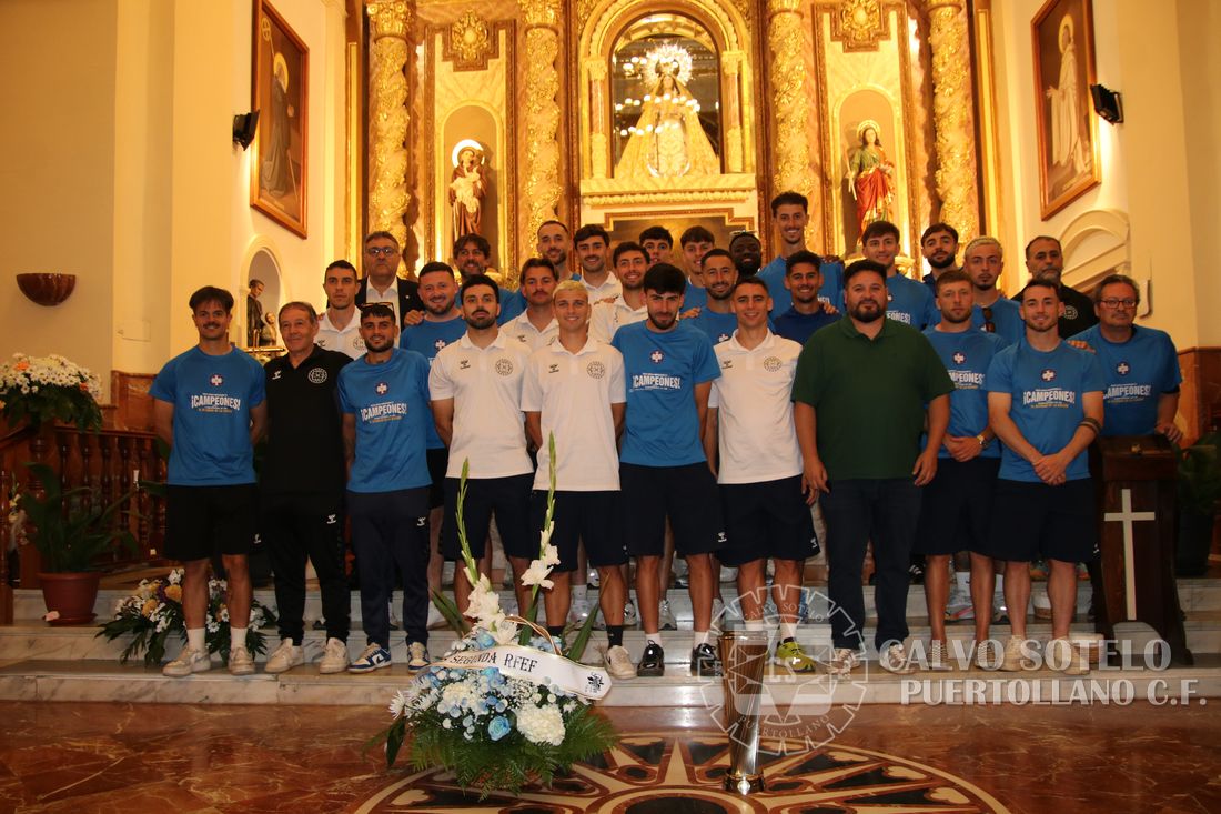 cspuertollanocf's tweet photo. 💙🏆 ¡Campeones con su Patrona! La plantilla del @cspuertollanocf ofreció el Trofeo de Liga a la Virgen de Gracia tras el histórico ascenso a #2RFEF. Un gesto de fe y agradecimiento que une al equipo con todo #Puertollano. https://t.co/bB4s49ktcM