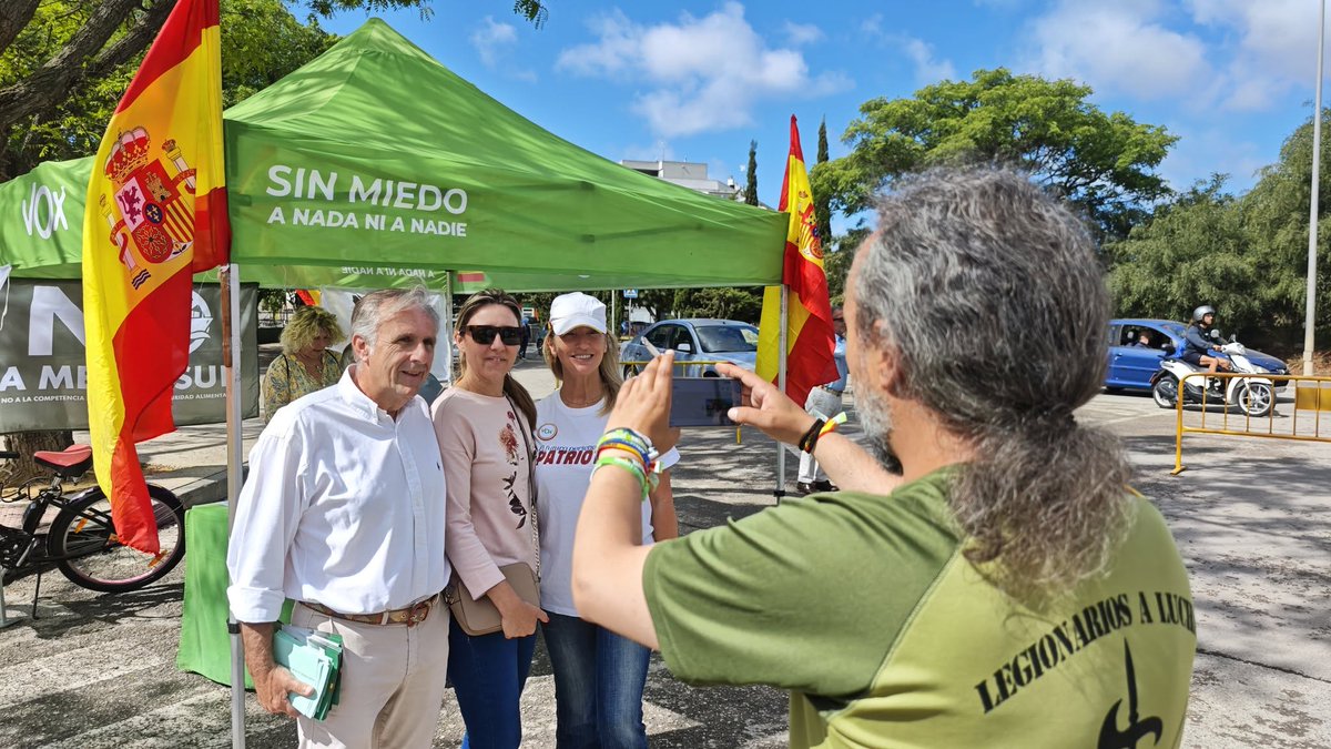 voxelpuertosm's tweet photo. 📢 VOX El Puerto sigue en la calle, sin descanso.

🛍️ En el mercadillo de El Juncal, con Jose Antonio Gomila Ortega, número 5 por Cádiz y portavoz de VOX El Puerto.

🇪🇸 Campaña, calle y trabajo duro para llevar el #SentidoComún a cada rincón.

🗳️ El 17 de mayo, vota VOX. https://t.co/MDZuMhbyET