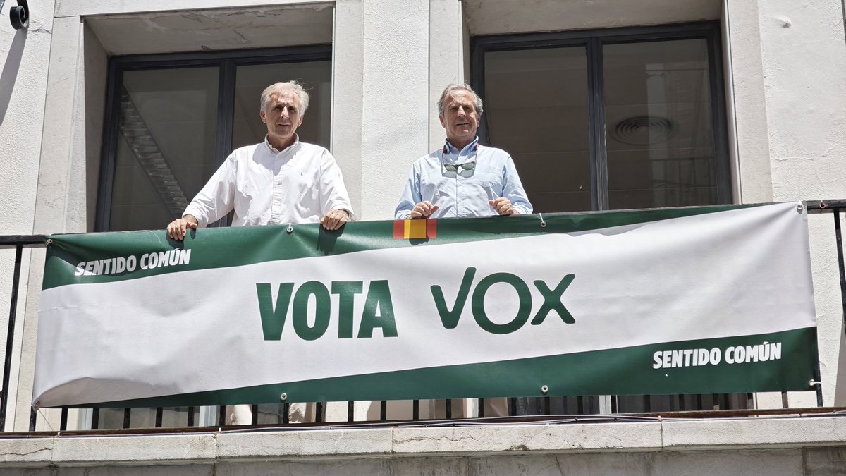 voxelpuertosm's tweet photo. 📢 VOX El Puerto sigue en la calle, sin descanso.

🛍️ En el mercadillo de El Juncal, con Jose Antonio Gomila Ortega, número 5 por Cádiz y portavoz de VOX El Puerto.

🇪🇸 Campaña, calle y trabajo duro para llevar el #SentidoComún a cada rincón.

🗳️ El 17 de mayo, vota VOX. https://t.co/MDZuMhbyET