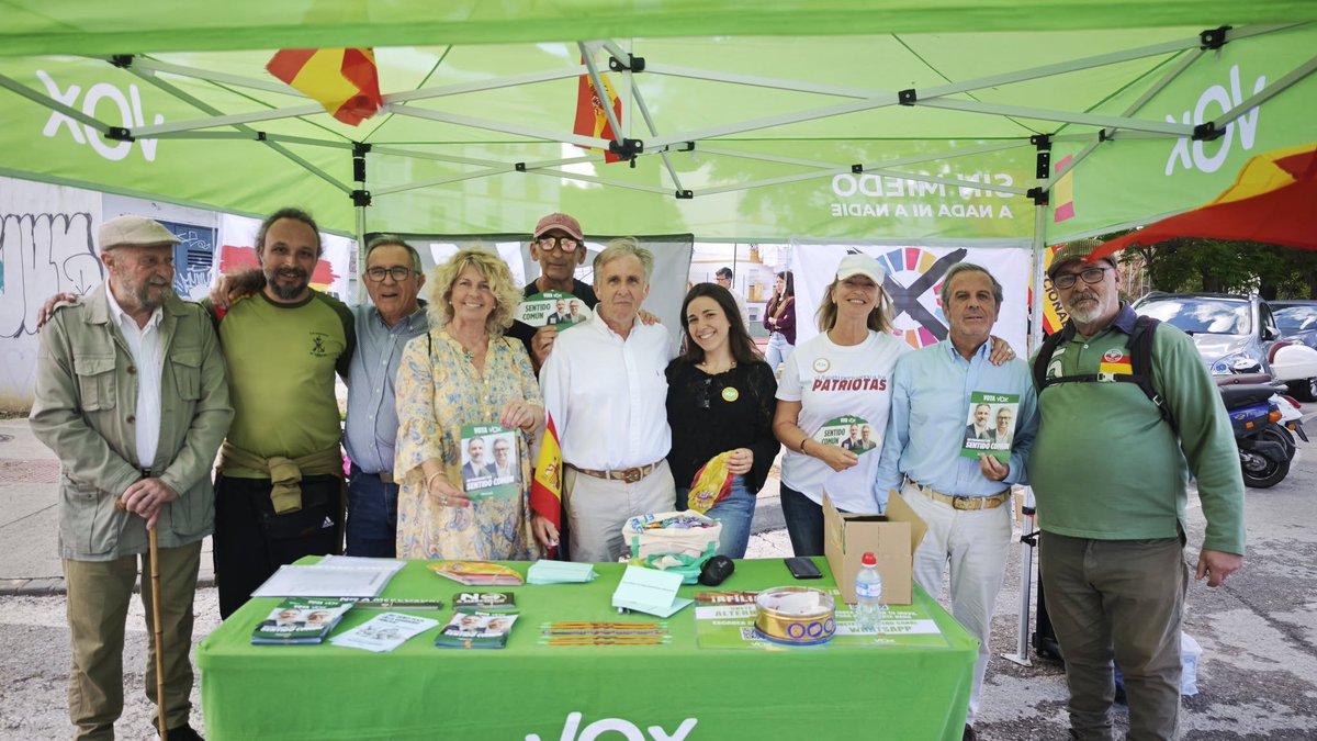 voxelpuertosm's tweet photo. 📢 VOX El Puerto sigue en la calle, sin descanso.

🛍️ En el mercadillo de El Juncal, con Jose Antonio Gomila Ortega, número 5 por Cádiz y portavoz de VOX El Puerto.

🇪🇸 Campaña, calle y trabajo duro para llevar el #SentidoComún a cada rincón.

🗳️ El 17 de mayo, vota VOX. https://t.co/MDZuMhbyET
