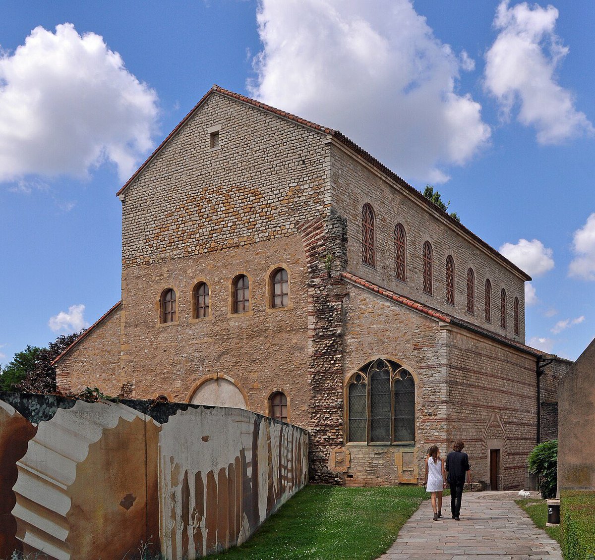 FraCathAes's tweet photo. Basilica of Saint-Pierre-aux-Nonnains
7th-16th century. One of the oldest churches in Europe having originally been a thermal bath built in the 300s and was converted into a chapel for a Benedictine nunnery in the 7th century. The Chancel is held at the Musée de La Cour d'Or https://t.co/1ega8C0jad