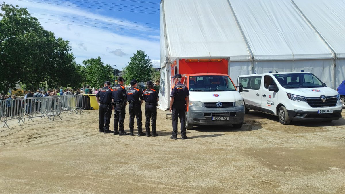 PCSantBoi's tweet photo. Cap de setmana intens, realitzant serveis a la Cruz de Mayo el 8, 9 i 10, i al Cercavila del Domàs el dia 8.

@AjSantBoi @emergenciescat @Coordinadora_AV @CoordAVPCBaix https://t.co/lJCG0sWX4Q