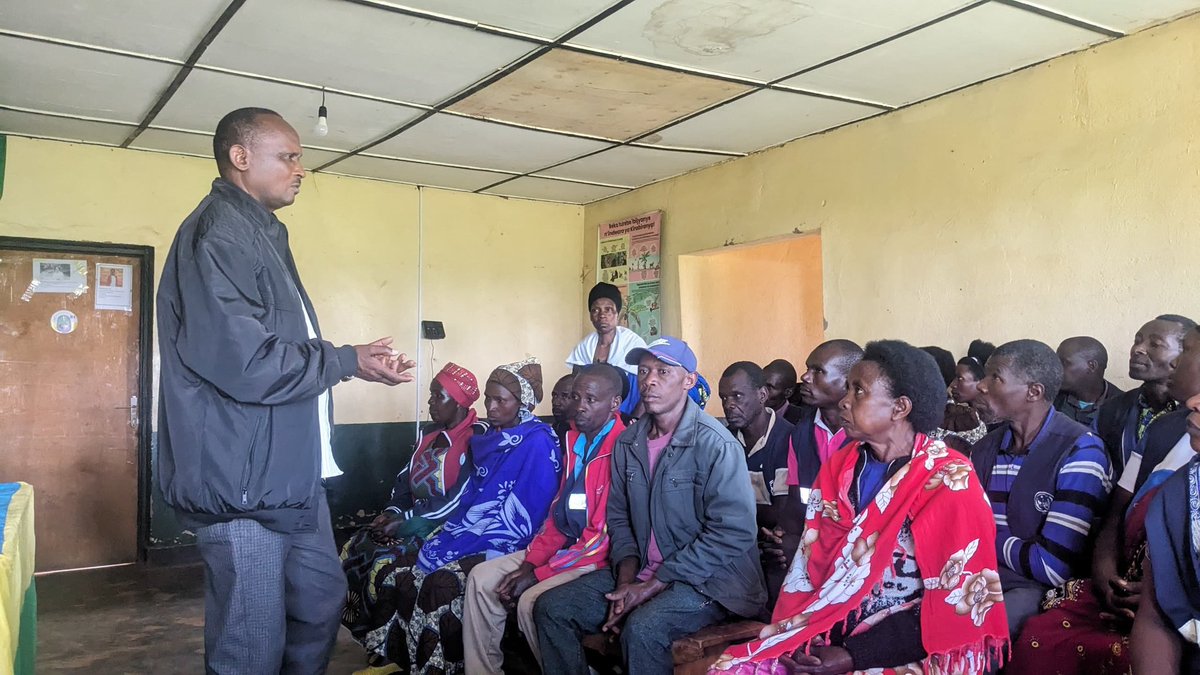 Manyagiro_G's tweet photo. None kuwa12Gicurasi2026,Manyagiro habereye inama y’inshuti z’umunyamuryango yibanze ku nshingano,gukemura ibibazo by’imiryango no gutangira amakuru ku gihe.Yayobowe na ES Kalisa Claudien ari kumwe na #GGO.Hibanzwe ku gukomeza ubufatanye no kurengera imibereho myiza y’abaturage https://t.co/kgbN83pQ5U