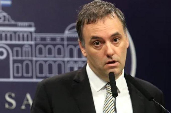 Manuel Adorni estudio Economía en la Universidad Nacional de La Plata y no se recibió, generando un gasto deficiente para el Estado. Hoy NO HIZO su conferencia, generando otro gasto deficiente para el Estado. O sea, digamos, es un CONSTANTE GASTO DEFICIENTE PARA EL ESTADO. Fin.