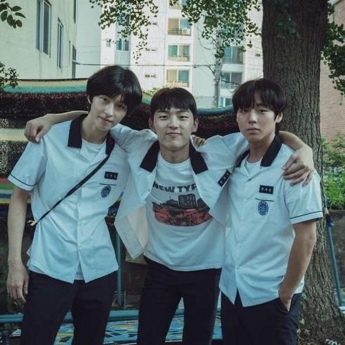 movingcastle___'s tweet photo. 🫧🪽

♪ - 2004
☆ - she/her
♪ - Europe
☆ - cats, art, kdrama/anime, kpop, Twilight, Coraline
♪ - Aespa, illit, Enhypen7, Cortis, TXT 
☆ - many celebrity crushes
♪ - angry a lot, but actually friendly

🫧🪽 https://t.co/iAIs5i9YAl