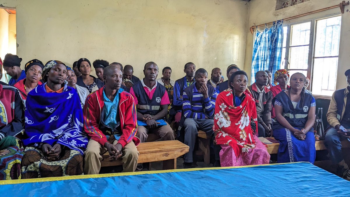 Manyagiro_G's tweet photo. None kuwa12Gicurasi2026,Manyagiro habereye inama y’inshuti z’umunyamuryango yibanze ku nshingano,gukemura ibibazo by’imiryango no gutangira amakuru ku gihe.Yayobowe na ES Kalisa Claudien ari kumwe na #GGO.Hibanzwe ku gukomeza ubufatanye no kurengera imibereho myiza y’abaturage https://t.co/kgbN83pQ5U