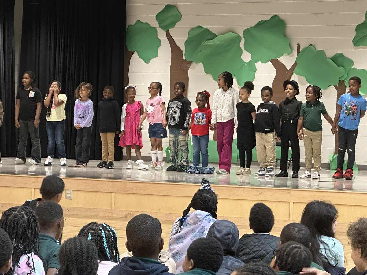APSWestManor's tweet photo. Presenting ~ “The Three Little Pigs” and “Hansel and Gretel” @ib_manor @DrLWestManor1 https://t.co/CcBVskfRIk