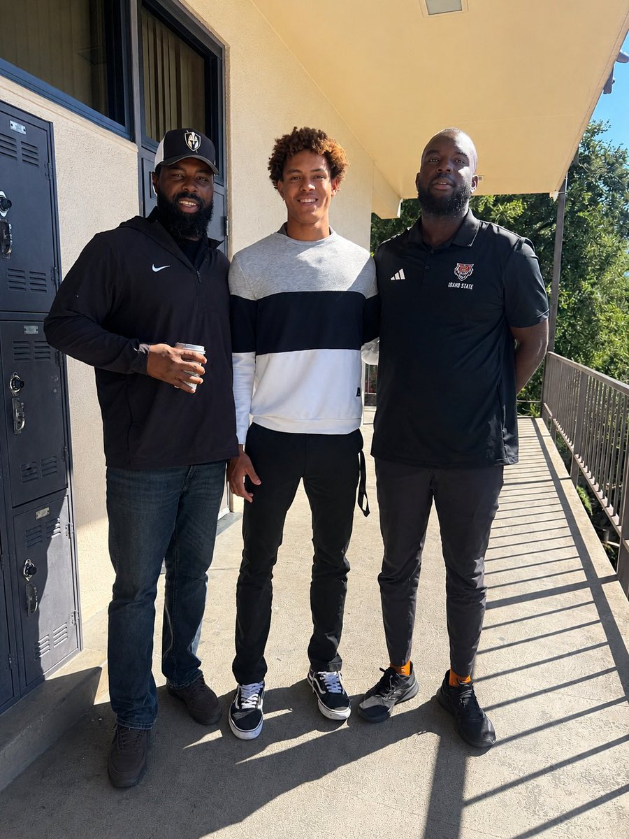 Mason_Maddox9's tweet photo. Thank you @coachT_ISU for coming by my school to speak with me!! I enjoyed speaking to you about your offense and how I could play a role! #ROARTOGETHER @BengalGridiron 

@MThompson_13_ @SFHS_FBall @latsondheimer @GregBiggins @sixstarfootball @coachmark_48 https://t.co/NacehjQ7VM