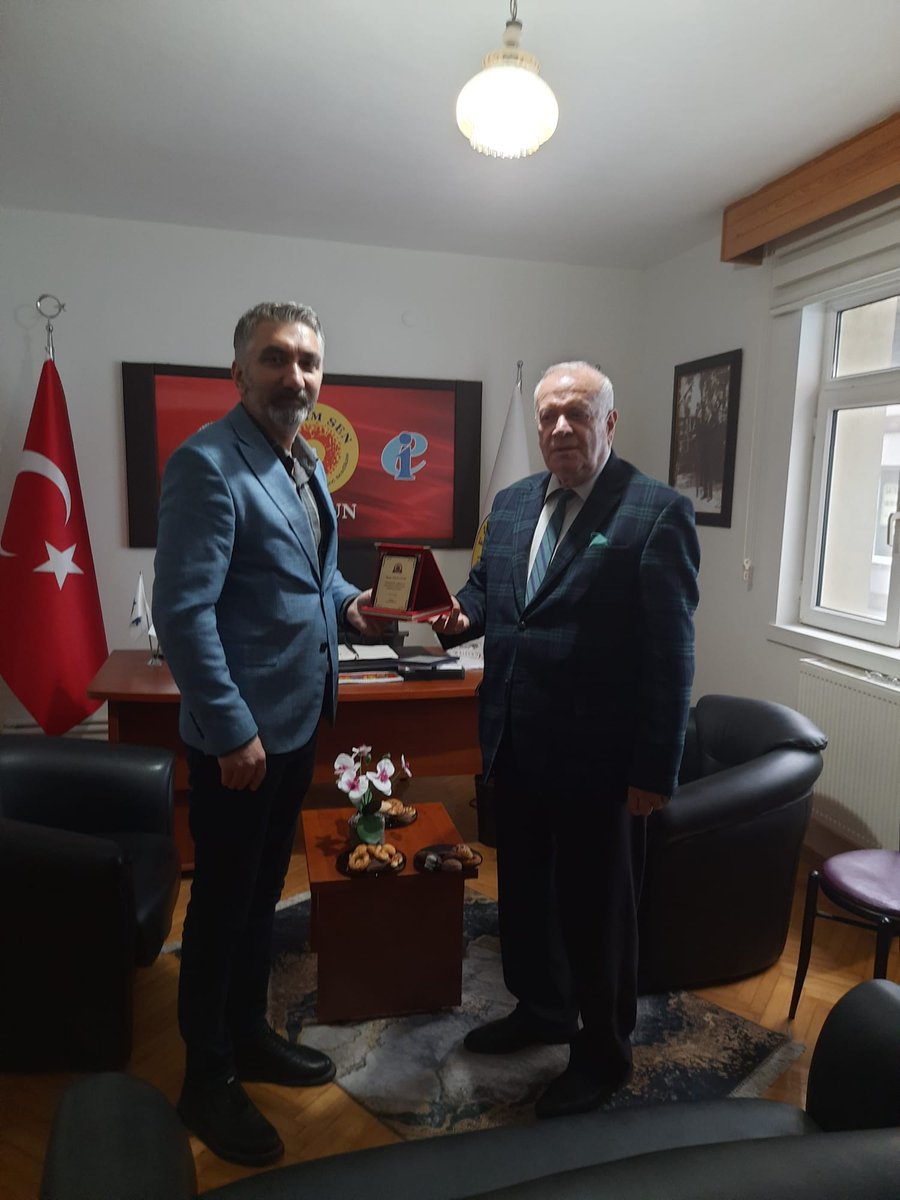 sen_samsun's tweet photo. Samsun Eğitim Derneğinin değerli yöneticileri sendikamızı ziyaret ederek  sağlığında ulaştıramadıkları yakın zamanda kaybettiğimiz başkanımız İsmail Yavuz'un plaketini getirerek bizi duygulandırdılar. https://t.co/VN0vYxR5V9