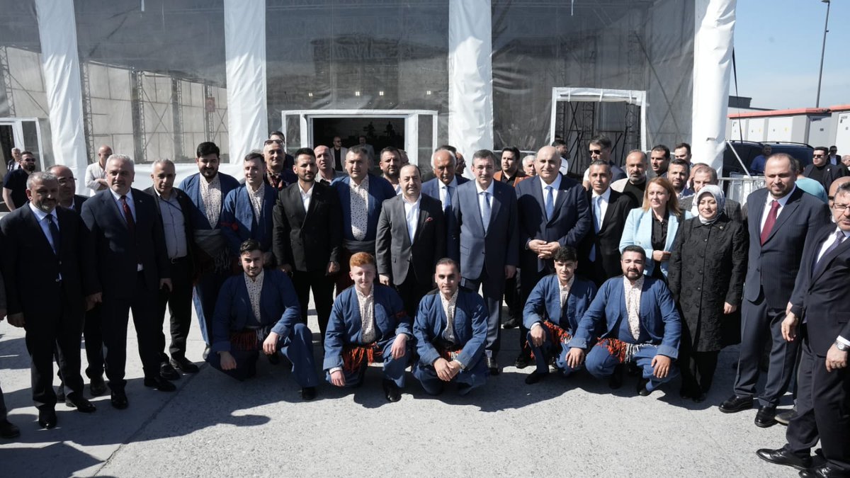 bunderbitlis's tweet photo. Cumhurbaşkanı Yardımcımız Sayın Cevdet Yılmaz Beyefendi’ye, programlarımıza göstermiş olduğu katılım, samimi ilgi ve bizlere ayırdığı değerli vakit için teşekkür  Ülkemize ve milletimize sunduğu tüm hizmetlerden dolayı kendilerine şükranlarımızı sunuyor, Allah razı olsun diyoruz. https://t.co/WGk8KnmkVF