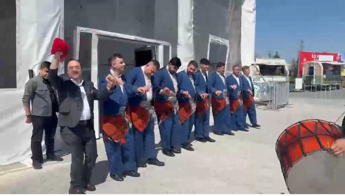 bunderbitlis's tweet photo. Cumhurbaşkanı Yardımcımız Sayın Cevdet Yılmaz Beyefendi’ye, programlarımıza göstermiş olduğu katılım, samimi ilgi ve bizlere ayırdığı değerli vakit için teşekkür  Ülkemize ve milletimize sunduğu tüm hizmetlerden dolayı kendilerine şükranlarımızı sunuyor, Allah razı olsun diyoruz. https://t.co/WGk8KnmkVF