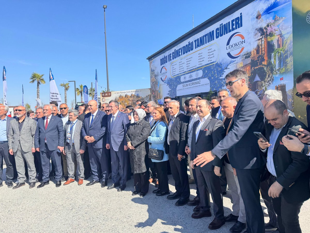 bunderbitlis's tweet photo. Cumhurbaşkanı Yardımcımız Sayın Cevdet Yılmaz Beyefendi’ye, programlarımıza göstermiş olduğu katılım, samimi ilgi ve bizlere ayırdığı değerli vakit için teşekkür  Ülkemize ve milletimize sunduğu tüm hizmetlerden dolayı kendilerine şükranlarımızı sunuyor, Allah razı olsun diyoruz. https://t.co/WGk8KnmkVF