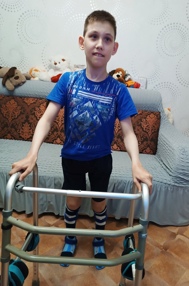Fondpr's tweet photo. «Будем учиться ходить!». Даня Артемьев получил долгожданные аппараты для ног. Письмо от мамы…: https://t.co/8lJAHoCGzs https://t.co/MZmUzlx3r5