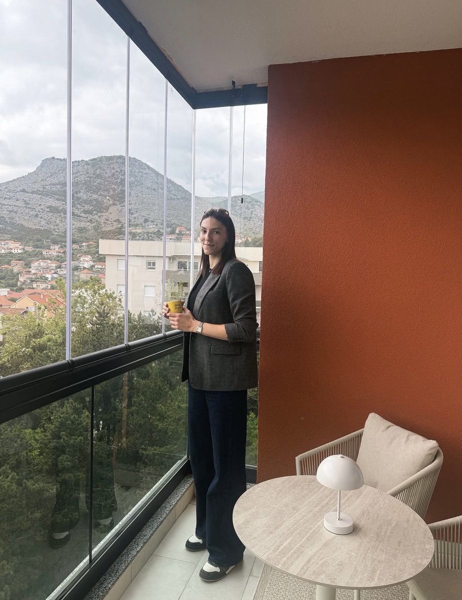 _oldpine's tweet photo. Boskovic de olsan parayı bulunca köye o evi yaptırıp balkona da cam balkon çekiyorsun https://t.co/vzGSQcQfIo
