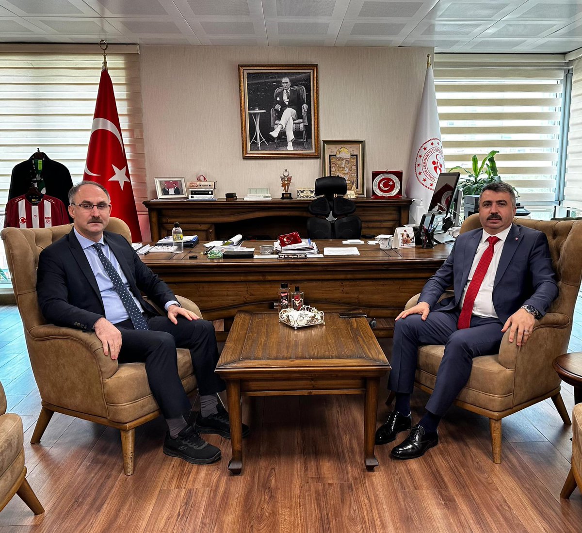 oktayyilmaz16's tweet photo. Bugün gerçekleşen 6. Olağan Seçimli Genel Kurul ile yeniden Türkiye Kayak Federasyonu Başkanlığı görevine seçilen Gençlik ve Spor Bakanlığı Yatırım ve İşletmeler Genel Müdürümüz Prof. Dr. Süleyman Şahin'i tebrik ediyor, yeni dönemde kendisine ve yönetimine başarılar diliyorum. https://t.co/RV8KP0zg1j