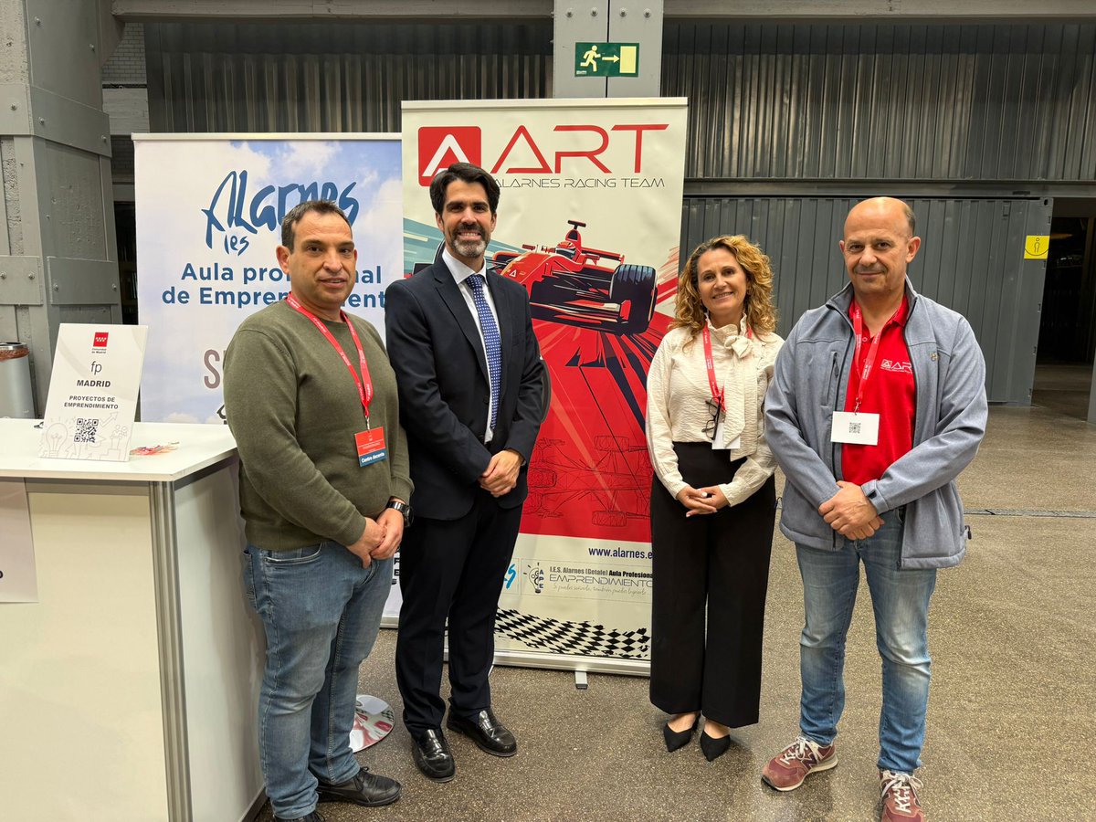 Comforp's tweet photo. Gran jornada en el II Encuentro de FP de la @ComunidadMadrid en @LaNaveMadrid. 🤝

El presidente Pablo Reyes, coordinador ART en IES Alarnes, ha compartido impresiones con el director general Jesús Manso Ayuso, Raquel Martín (APE)  y Javier Ruiz (IES Humanejos).

¡Sumando! 🛠️📈 https://t.co/KNOC36tCMJ