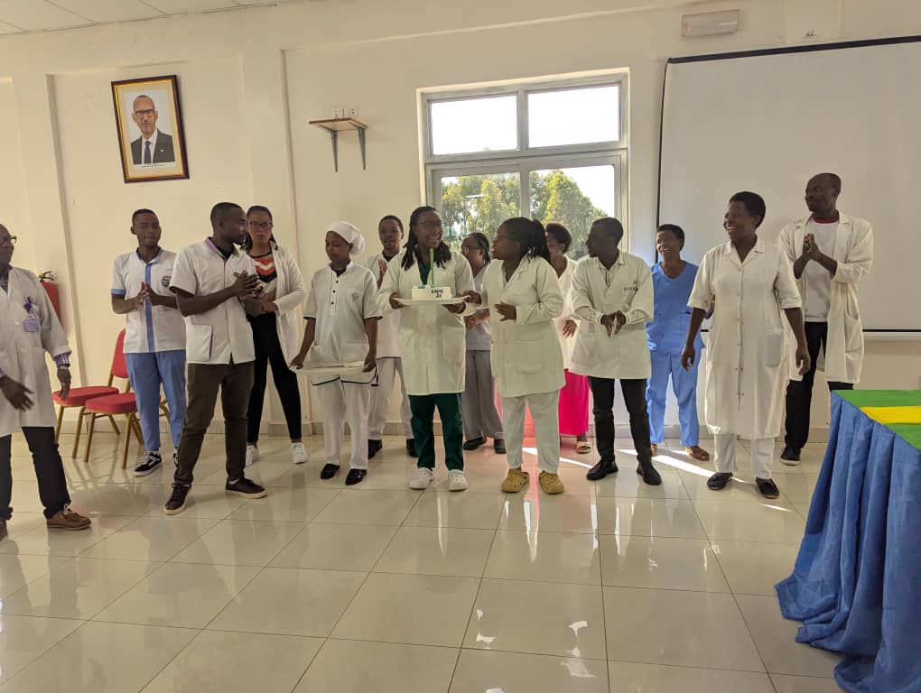 KigemeHospital's tweet photo. Ubuyobozi n'abakozi bo mu bitaro bya Kigeme bwifurije umunsi mwiza abaforomo n'ababyaza bakorera muri ibi bitaro. Umuyobozi mukuru w'ibi bitaro Dr  KAGIMBANGABO Jean Marie Vianney yabashimiye akazi keza bakora ko kurokora ubuzima bw'abarwayi baza babagana . https://t.co/K3lcWn0PY6