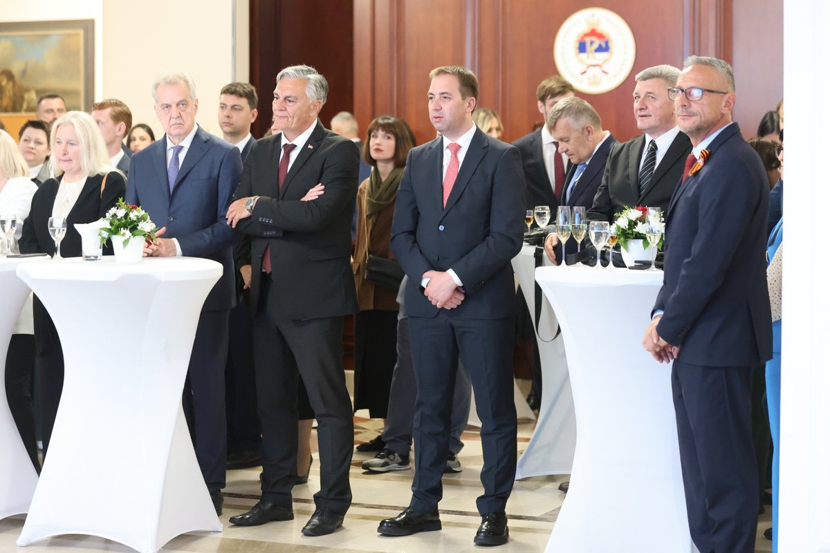 SelakG's tweet photo. Имао сам част да присуствујем свечаном пријему поводом Дана Санкт Петербурга у Републици Српској, у организацији Владе Санкт Петербурга.

Српски и руски народ повезују искрено пријатељство, међусобно поштовање и братске везе које трају вијековима. Наше односе додатно учвршћују заједничке вриједности, православна вјера и опредијељеност да чувамо свој идентитет, традицију и слободарски дух.

Увијек је добро разговарати о сарадњи, повезивању и пријатељству народа који се међусобно разумију и поштују.

 🇷🇸🤝🇷🇺