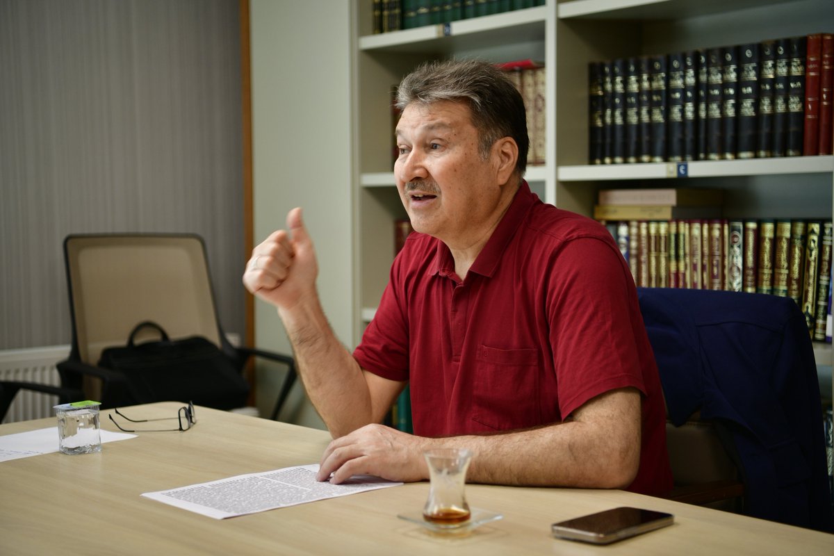 ideorgtr's tweet photo. İDE Akademi | Meselere Felsefe ile Bakmak

Düşüncenin Ufukları ve
Paradigma Dönüşümü: Prof. Dr. Celal Türer’in Dönem Sonu Ders Hülasası
 
Mütefekkir Programı'nın bu son dersinde Prof. Dr. Celal Türer, 14 haftalık entelektüel serüveni kuşatıcı bir çerçeveye oturtmuştur. Dersin merkezinde, insan ile varlık arasındaki irtibatı kuran yegane yeti olan "düşünme" eylemi yer almıştır. Hocamız, düşünmenin salt epistemolojik bir süreç olmadığını; estetik, bilimsel ve dini düşünüş biçimlerinin her birinin büyük harfle "Düşünme" çatısı altında toplandığını vurgulamıştır. Zihnin bilinenden bilinmeyene hareketi olan klasik tanımın ötesine geçilerek, meselenin ontolojik boyutu Heidegger felsefesi ekseninde temellendirilmiştir.

Heidegger’in düşünce atlasından hareketle, düşünmenin dört temel vechi üzerinde durulmuştur. İlki, düşünmenin "varlığın çağrısına kulak vermek" olduğudur. Düşünmek, varlığın çobanlığını yapmak ve onu kelamın evinde korumaktır. İkinci olarak düşünme, varlık toprağına "saban vurmak" olarak nitelendirilmiştir. Ahmet İnam’ın yerinde tespitiyle, tazelenmeyen kavramların "kokacağı" gerçeğinden hareketle, düşünme toprağının daima sürülmesi ya da tazelenmesi gerektiği belirtilmiştir. Bu noktada William James’in "old-fogeyism" (eski kafalılık) kavramına atıf yapılarak, kavramlarını yenileyemeyen zihinlerin kavramlara hakim olamayacağı; ve böylece tarihin öznesi değil; nesnesi olacağı uyarısı yapılmıştır. Rorty’nin "alet çantası" metaforuyla birleştirilen bu yaklaşımda, kavramların hayatı daha iyi kılmak için birer araç olduğu ve bu araçlara hükmedemeyenlerin statükonun mahkumu kalacağı ifade edilmiştir. Üçüncü vecih, Almanca denken (düşünmek) ile danken (teşekkür etmek) arasındaki etimolojik bağ üzerinden kurulmuş; tefekkürün aslında varlığın hakkını teslim eden bir "teşekkür" eylemi olduğu belirtilmiştir. Son olarak düşünme, belirli bir zaman ve mekanda insanın kendi varoluş üslubunu inşa etmesi, kendine mekan açması olarak tanımlanmıştır. Esaretin Bedeli filmindeki John Brooks karakteri üzerinden verilen örnekle, insanın bu fani dünyada düşüncesi ve bıraktığı izlerle bir "virgül" koyarak varoluşuna zemin kazandırdığı vurgulanmıştır.
 
Düşünmenin esasen "Eleştirel Düşünce" (Critical Thought) olduğunu savunan Türer, eleştirinin kökenindeki "elemek" ve "karar vermek" manalarına dikkat çekerek Foucaultcu gelenekten mülhem "manipülasyon" tehlikesine değinmiş; devletin ve modern algı mekanizmalarının zihni nasıl kuşattığını anlatmıştır. Bu kuşatmayı yarma noktasında Necati Öner’in zihniyet analizi devreye sokulmuştur. İnanma ve olguya dayalı zihniyetlerin aksine "eleştirel zihniyetin" doğuştan gelmediği, sonradan kazanılan ve yöntemi fark etmeyi gerektiren bir tavır olduğu belirtilmiştir.
 
Tarihsel kırılma noktaları ele alınırken Descartes’ın skolastik zihniyete yönelttiği eleştiriler üzerinde durulmuştur. Descartes, tümdengelimin (deduction) yeni bir bilgi vermediğini savunarak modern yöntemin kapısını aralamıştır. Burada Aristoteles mantığının "tümeller" üzerinden kurduğu yapının, "tikeller" alanını ihmal etmesi tartışmaya açılmıştır. Aristoteles fiziğinin akli olarak tutarlı görünse de olgusal gerçeklikle örtüşmediği, bu makasın ancak Galileo ile birlikte varsayımların sınanması (hipotez) ve matematiğin devreye girmesiyle kapandığı vurgulanmıştır. Modern dönemde matematiğin mantıktan daha üstün bir araç olarak kabul edilmesinin sebebi, onun tikeller alanını yansıtma ve gerçekliği dönüştürme kapasitesi olduğuna dikkat çeken Türer, matematiğin bile tıkandığı noktalar olduğunu, Newton mekaniğinin kuantum alanında yetersiz kalması ve İnterstellar filminde tasvir edilen çok boyutlu zaman algısı gibi örneklerle açıklamıştır.