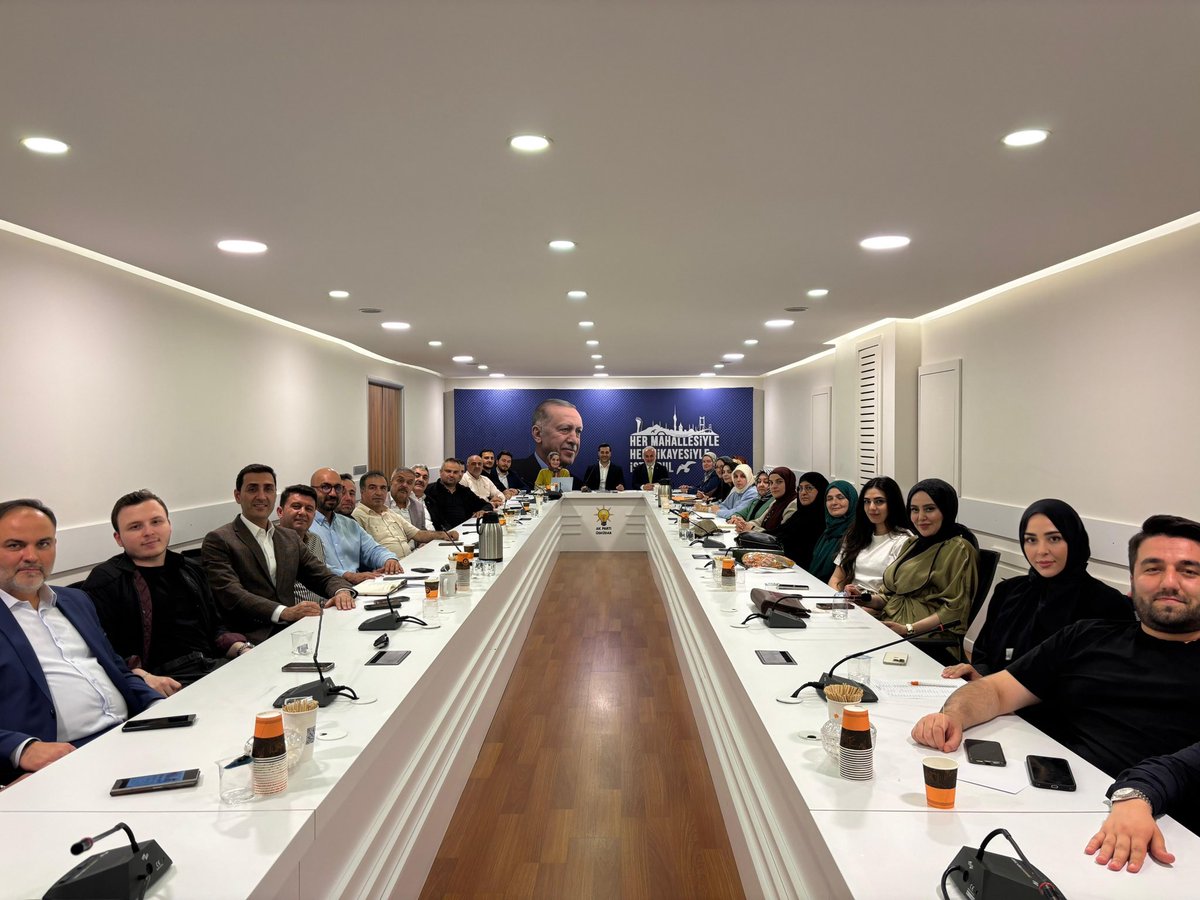 ak_uskudar's tweet photo. AK Parti Üsküdar olarak haftalık olağan Yürütme Kurulu ve Yönetim Kurulu toplantılarımızı, İl Yönetim Kurulu üyemiz Sn. Esra Sarıçiçek Çakar’ın katılımıyla; İlçe Başkanımız Sn. Taha Sarıcaoğlu’nun başkanlığında gerçekleştirdik.

#BizimÜsküdar https://t.co/733iWceM8D