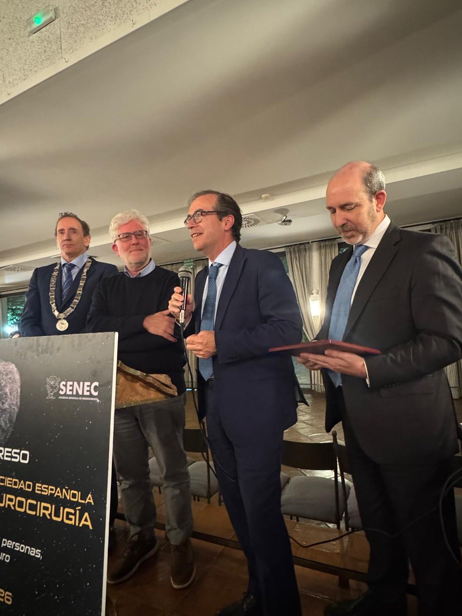 Neurocirugia12's tweet photo. Gran participación de nuestro Servicio en la #SENEC en Córdoba: neurotrauma, biomarcadores, IA en HSAa y terapias innovadoras en Neurooncología.
Destacamos el reconocimiento al Dr. Alfonso Lagares por su labor al frente de la Revista Española de Neurocirugía. @SociedadSENEC #NRC https://t.co/SAHkHVqsl8