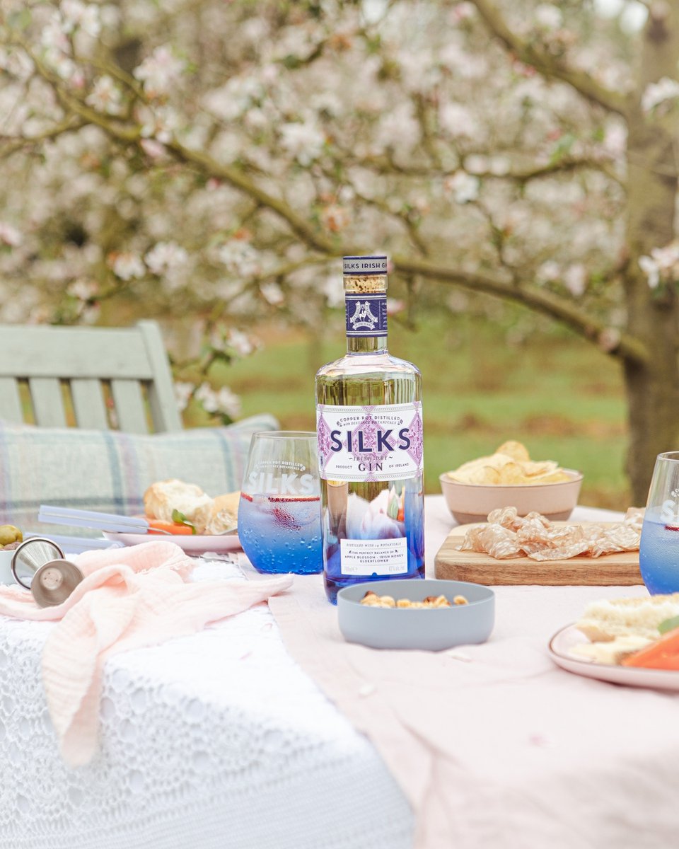 Boanndistillery's tweet photo. Award-winning gin crafted just outside Drogheda at Boann Distillery in Ireland's Boyne Valley ๐ธ Find out more about Silks Irish Dry Gin at https://t.co/6o1hcmSREP or in person at Boann Distillery, A92 X593
#Gin #IrishGin #CraftGin #GinAndTonic #DrinkLocal https://t.co/64luhs4TYu