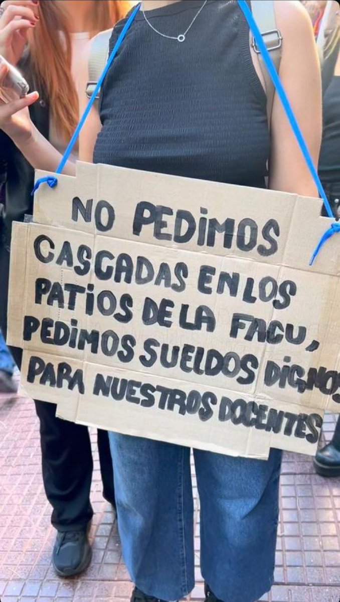 CARTELAZO

“No pedimos cascadas en los patios de la facu, pedimos sueldos dignos para nuestros docentes”☠️