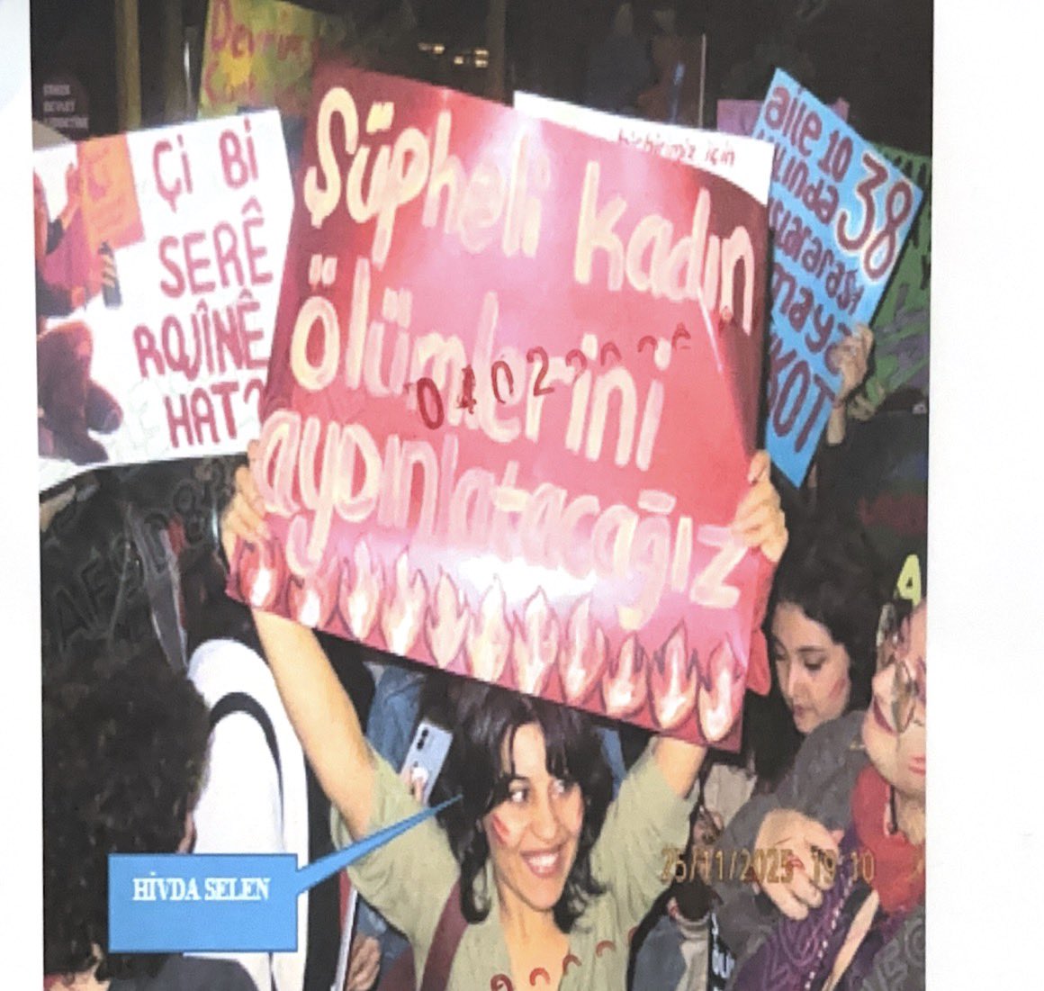 EzilenlerinnHB's tweet photo. Sosyalist kadınlar ‘şüpheli kadın ölümlerini aydınlatacağız’ dedikleri, 25 Kasım’larda meydanları terk etmedikleri için #100GündürTutsaklar

İşte hepimizin yürüdüğü yolların ‘suç delili’ yapılmış hali 👇 https://t.co/bRbenmXhqk