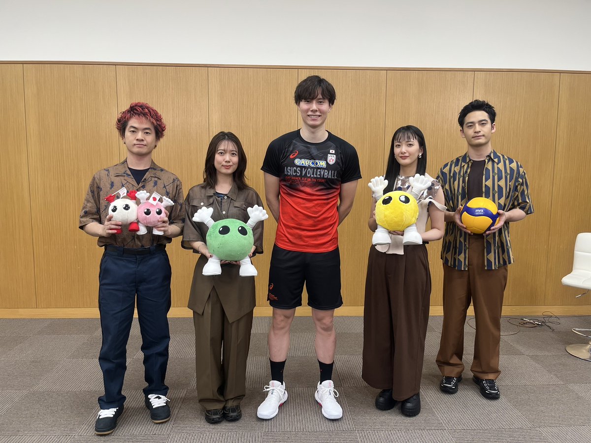 TVGweb's tweet photo. 「バレーボール アジア選手権」

オリンピック出場権をかけた戦いを
今夏フジテレビが独占中継🏐

テーマソングは緑黄色社会「晴々」
石川祐希、髙橋藍ら選手陣に取材し
約1年かけて制作🌿

メンバーコメントも到着💭
「自分を鼓舞できる曲に」

https://t.co/DfuH4WjUlv

#バレーボール #緑黄色社会 https://t.co/gaqqVsCPsq