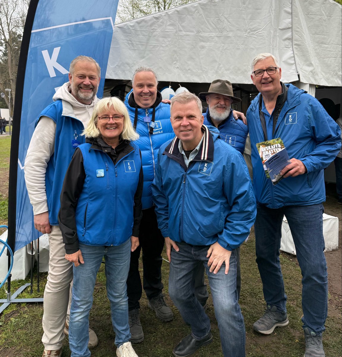 Vad gör man i ett regnigt Norrtälje en dag som denna? Jo man kampanjar på Seniordagen.
Alltid trevligt att möta och lyssna på väljare

Populära KD-frågor:
✅Avskaffa skatten på bostadsförsäljning 

✅Avskaffa regionerna för bättre och mer jämlik vård i landet.