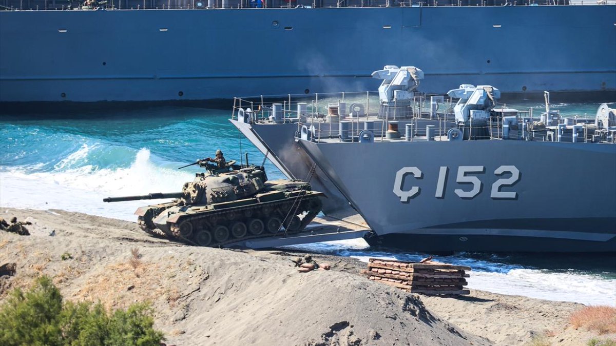 IlkayEfetr's tweet photo. Efes tatbikatında kıyı çıkartma sırasında uzun yıllardır  M-48 tankları kullanıldı. Bu yıl  M-60T tankları .  Gözler, gönüller hala ALTAY tankını bekliyor. #EFES2026 #tatbikat #amfibi #tank #M48 #M60T #Altay https://t.co/fJuxNhTv8u