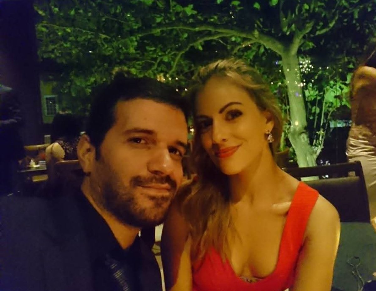 HuffnPuff82's tweet photo. @zvhiesla @TylerSCrypto 1. That's entirely irrelevant, even if it were true 
2. You're a schoolyard child brain.
3. Here's me with my wife 😅 https://t.co/Ta2MQRloix