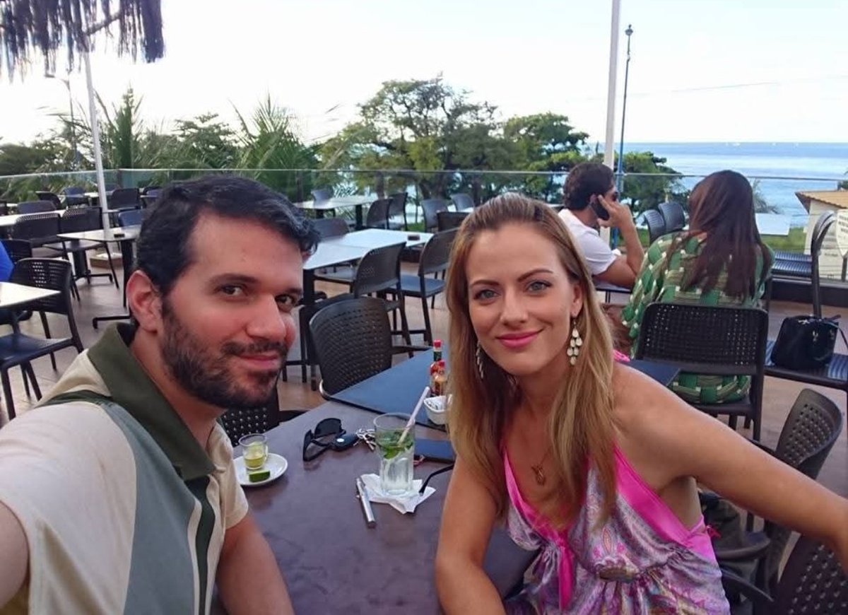 HuffnPuff82's tweet photo. @zvhiesla @TylerSCrypto 1. That's entirely irrelevant, even if it were true 
2. You're a schoolyard child brain.
3. Here's me with my wife 😅 https://t.co/Ta2MQRloix