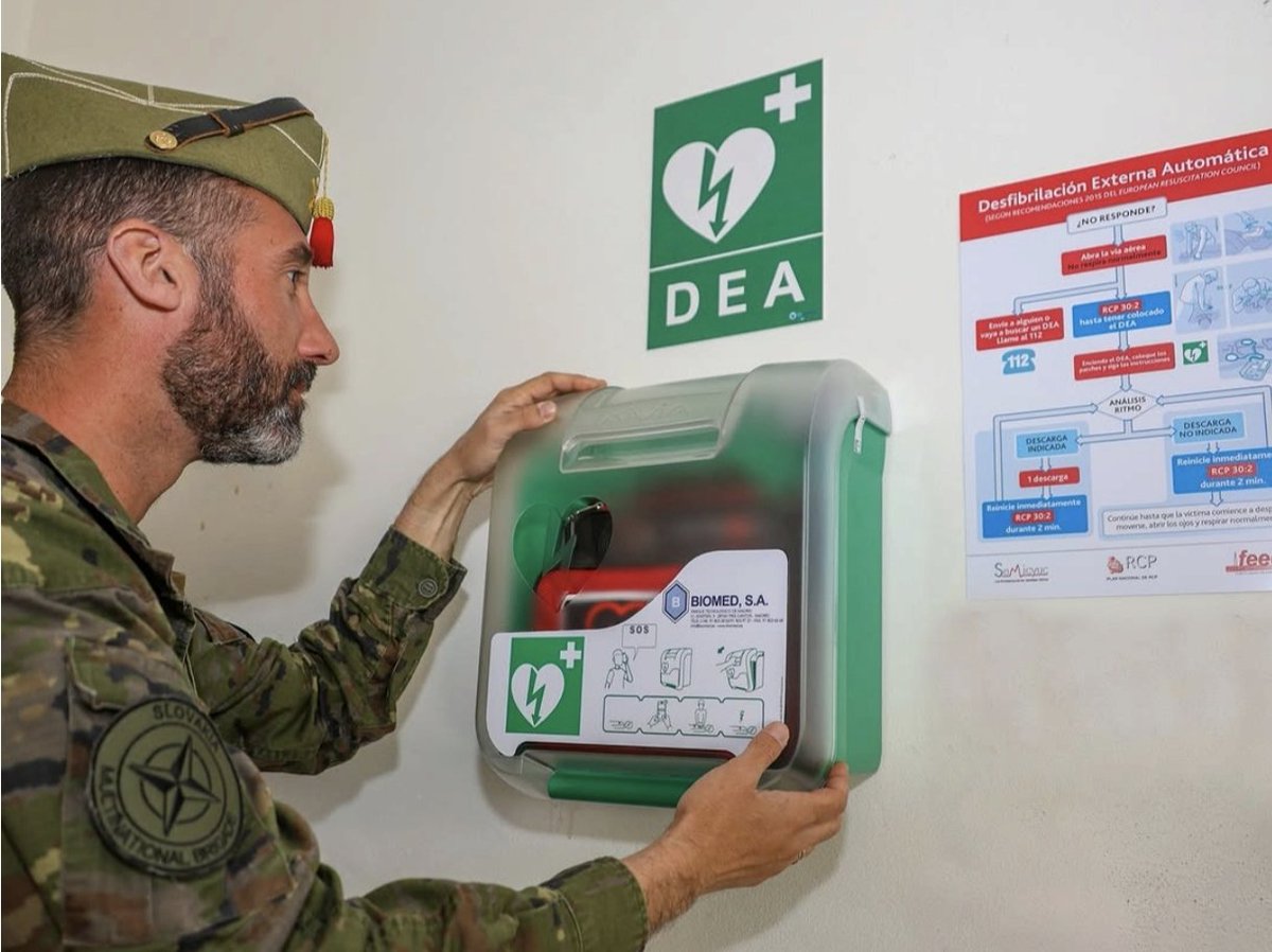 3_Tercio's tweet photo. El contingente español desplegado en Lest Eslovaquia, ha impulsado nuevas medidas de cardioprotección en sus Bases Operativas.
Nuestros militares han instalado desfibriladores en Camp Riecky  y en Cam Slavia I, además de impartir formación específica.
( Vía EMAD). https://t.co/7hy9zFzHI5