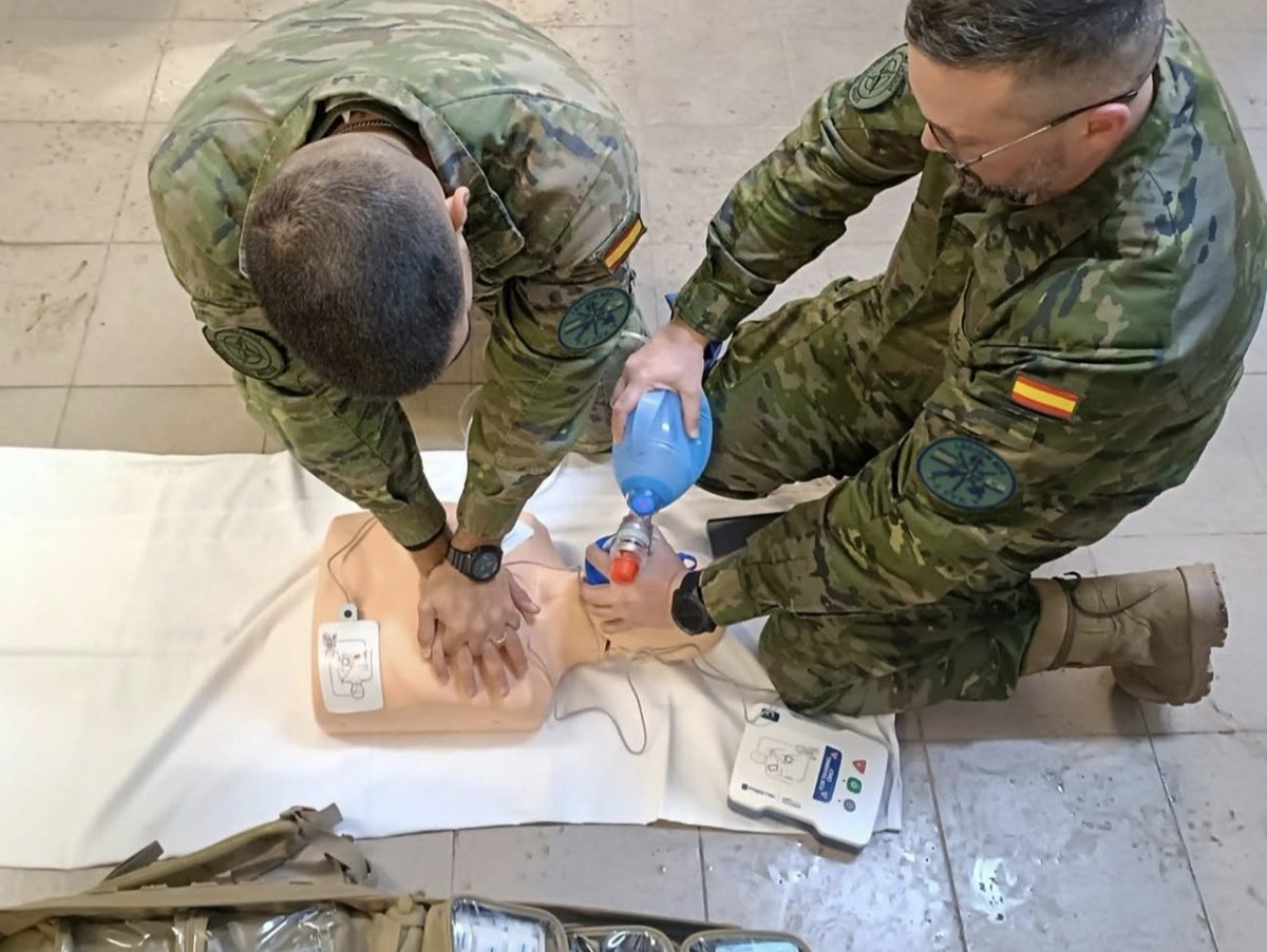 3_Tercio's tweet photo. El contingente español desplegado en Lest Eslovaquia, ha impulsado nuevas medidas de cardioprotección en sus Bases Operativas.
Nuestros militares han instalado desfibriladores en Camp Riecky  y en Cam Slavia I, además de impartir formación específica.
( Vía EMAD). https://t.co/7hy9zFzHI5