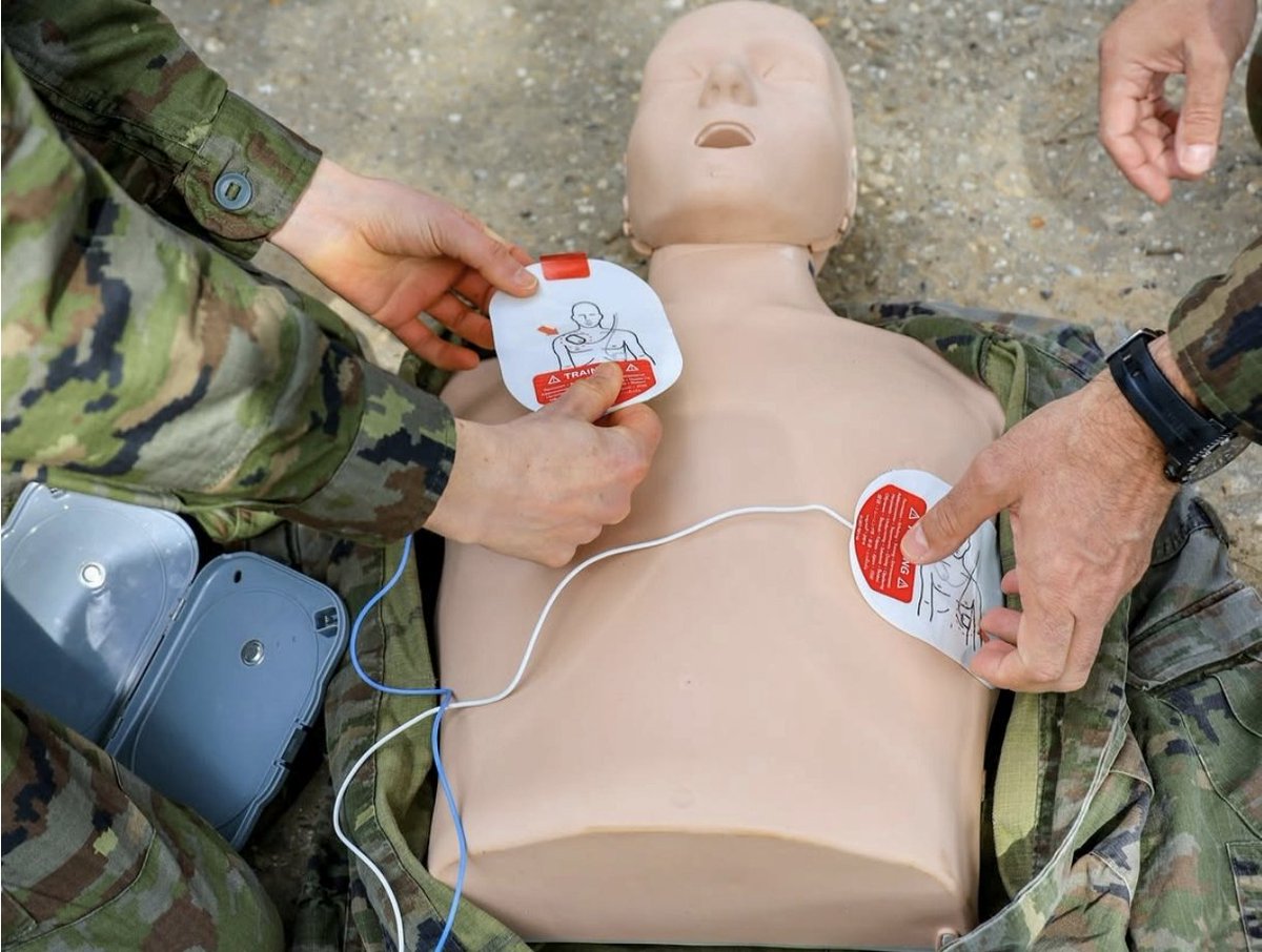 3_Tercio's tweet photo. El contingente español desplegado en Lest Eslovaquia, ha impulsado nuevas medidas de cardioprotección en sus Bases Operativas.
Nuestros militares han instalado desfibriladores en Camp Riecky  y en Cam Slavia I, además de impartir formación específica.
( Vía EMAD). https://t.co/7hy9zFzHI5