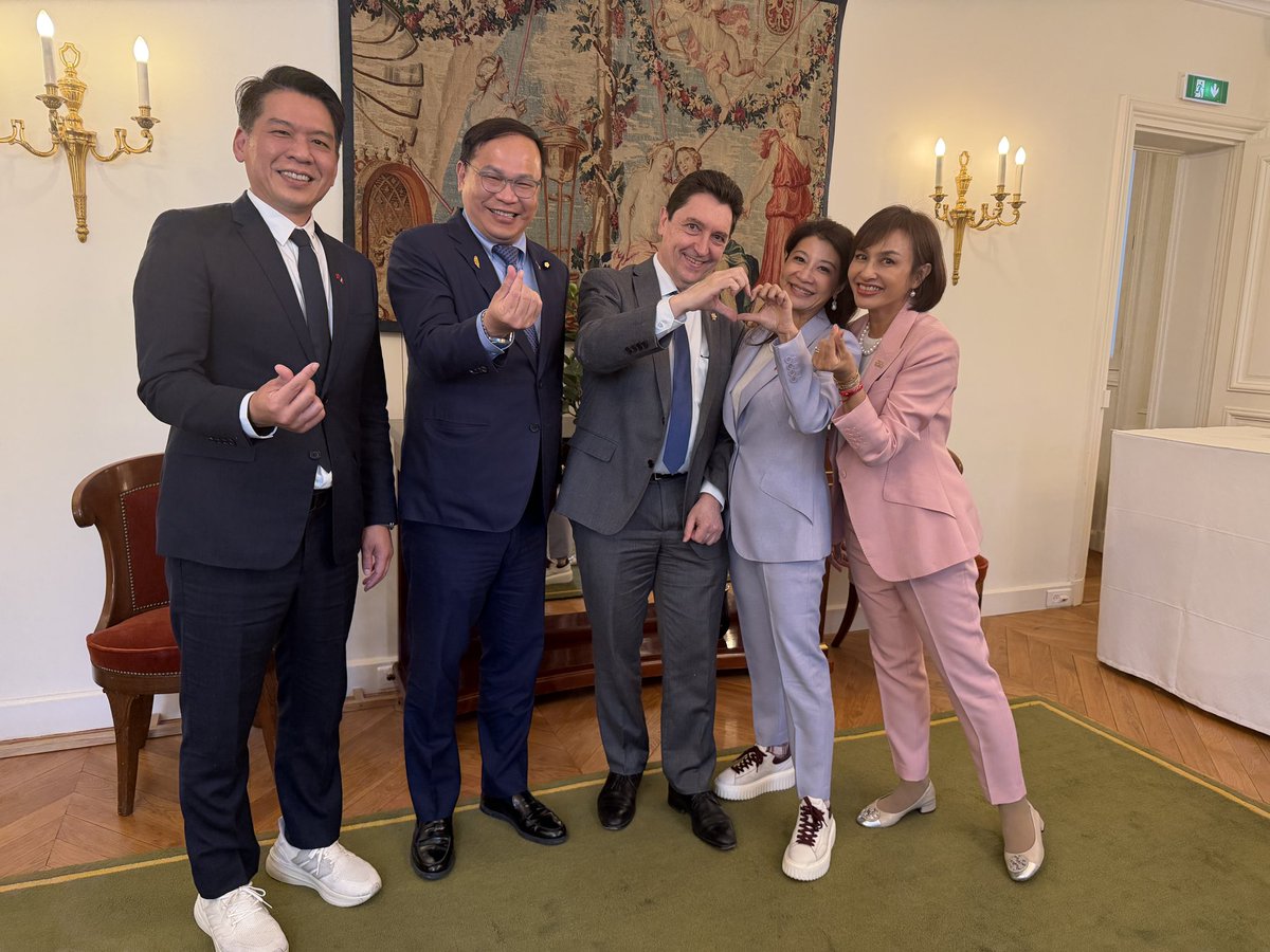 OlivierCadic's tweet photo. 🇫🇷🇹🇼 Merci à Daniel Kuo-yu Han, pdt du Yuan législatif, et à la délégation des 10 parlementaires taïwanais pour leur visite en France.
Une diplomatie parlementaire au plus haut niveau face à un enjeu commun : défendre nos démocraties contre les menaces étrangères qui les visent ! https://t.co/fOit4skjEH