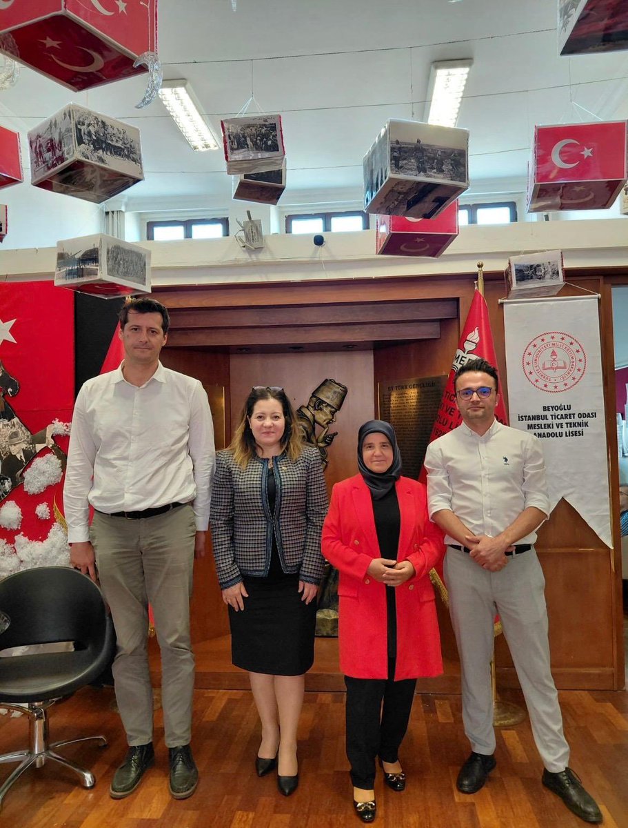 itomtal_beyoglu's tweet photo. Sosyal güvenlik haftası vesilesiyle okulumuza teşrifleriyle öğrencilerimizi bilgilendiren Beyoğlu SGK Müdürü Sn.  Necmiye Turgut ve değerli çalışma arkadaşlarına teşekkür ederiz. 💐

@istanbulilmem @istanbul_MTE @MB11295903 @beyogluilcemem https://t.co/H7FnCmNP4r