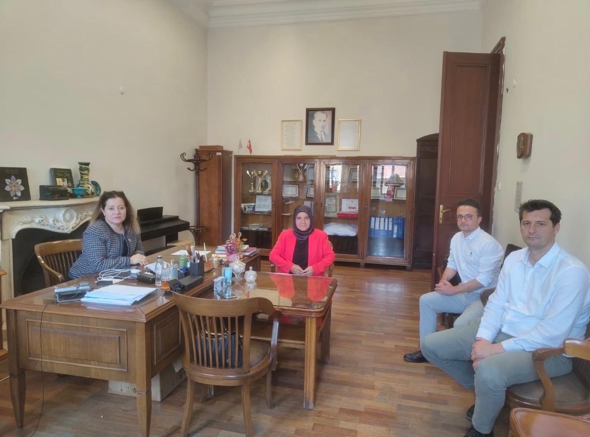 itomtal_beyoglu's tweet photo. Sosyal güvenlik haftası vesilesiyle okulumuza teşrifleriyle öğrencilerimizi bilgilendiren Beyoğlu SGK Müdürü Sn.  Necmiye Turgut ve değerli çalışma arkadaşlarına teşekkür ederiz. 💐

@istanbulilmem @istanbul_MTE @MB11295903 @beyogluilcemem https://t.co/H7FnCmNP4r