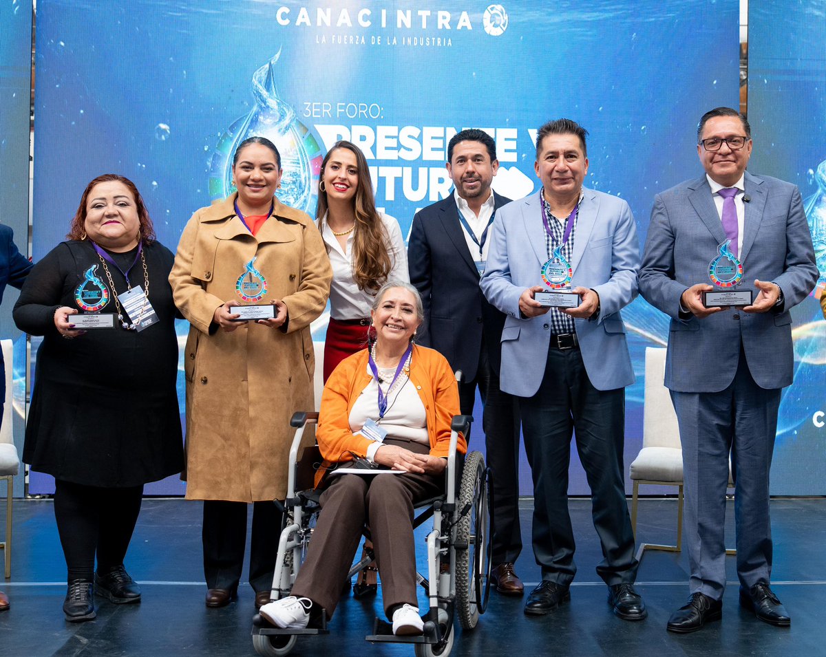 rimoba's tweet photo. 💦 El agua es uno de los grandes retos de nuestro tiempo y en #Toluca lo estamos atendiendo con responsabilidad, visión y acciones concretas.

Participé en el Tercer Foro Presente y Futuro del Agua, organizado por @CANACINTRA_EMex, donde compartí que nuestro Plan Hídrico Municipal se sostiene en tres ejes: captar, sanear y reutilizar el agua.

Estamos impulsando obras de captación pluvial, arcotechos captadores en escuelas, huertos escolares, nuevos sistemas en espacios públicos y la construcción de 21 pozos en un solo año, sin solicitar nuevas concesiones.

Garantizar el derecho humano al agua requiere coordinación con la industria, la sociedad y los distintos órdenes de gobierno. En #Toluca trabajamos para que cada acción de hoy construya un futuro con más agua, más sustentabilidad y más bienestar para las familias.

#RicardoMoreno
#TolucaCapitalDeOportunidadesYProgreso