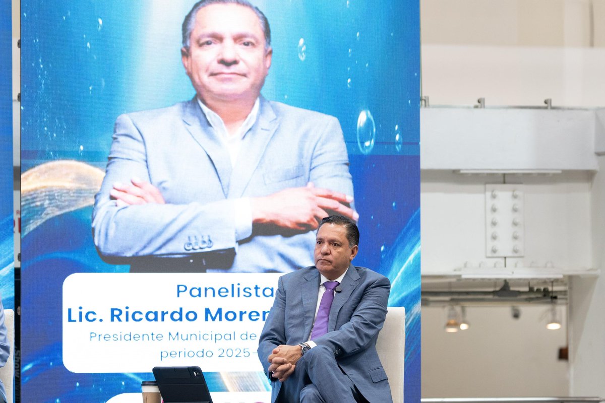 rimoba's tweet photo. 💦 El agua es uno de los grandes retos de nuestro tiempo y en #Toluca lo estamos atendiendo con responsabilidad, visión y acciones concretas.

Participé en el Tercer Foro Presente y Futuro del Agua, organizado por @CANACINTRA_EMex, donde compartí que nuestro Plan Hídrico Municipal se sostiene en tres ejes: captar, sanear y reutilizar el agua.

Estamos impulsando obras de captación pluvial, arcotechos captadores en escuelas, huertos escolares, nuevos sistemas en espacios públicos y la construcción de 21 pozos en un solo año, sin solicitar nuevas concesiones.

Garantizar el derecho humano al agua requiere coordinación con la industria, la sociedad y los distintos órdenes de gobierno. En #Toluca trabajamos para que cada acción de hoy construya un futuro con más agua, más sustentabilidad y más bienestar para las familias.

#RicardoMoreno
#TolucaCapitalDeOportunidadesYProgreso