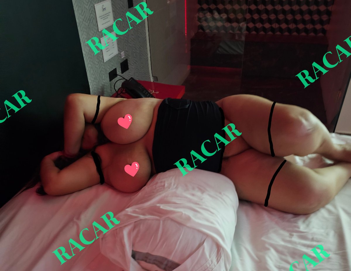 Esta foto me gusta porque la verdad quede destrozada 🥵🥵
Fue una sesion intensa y no estaba para poses🫣🫣
Descanse un rato y me volvieron a dar 🫢🫢