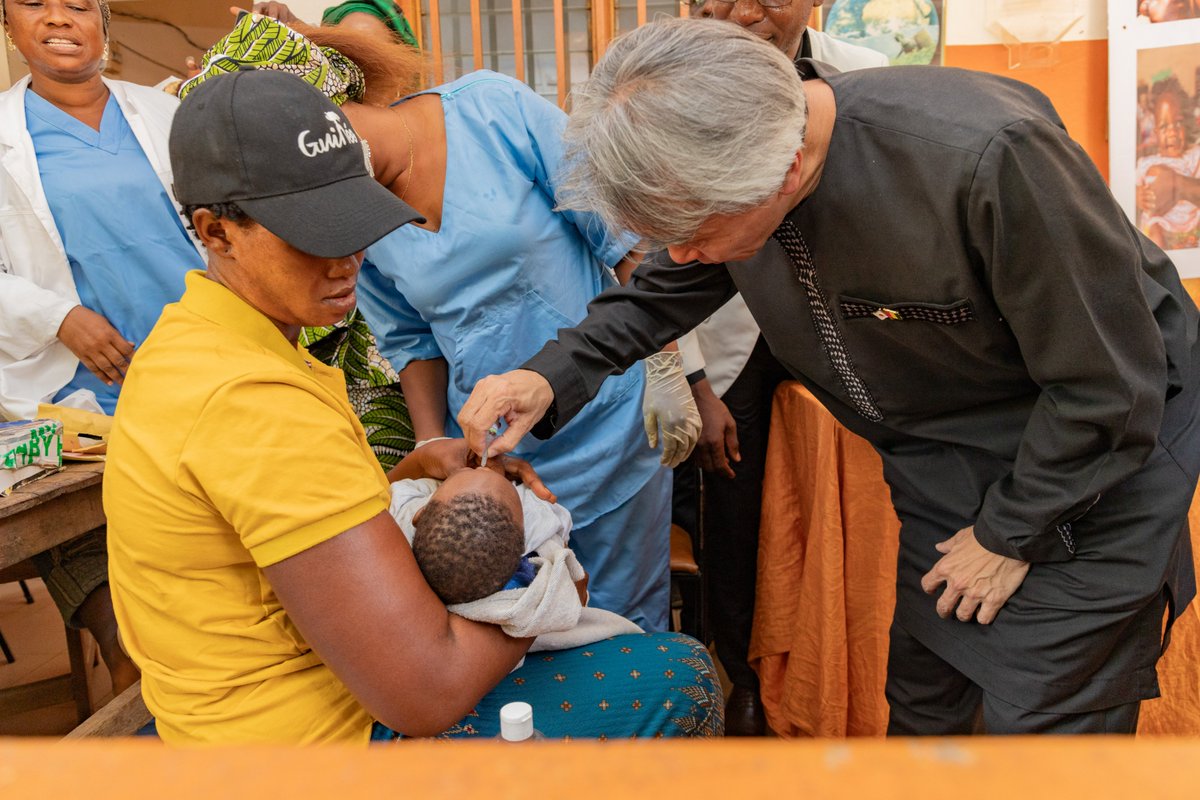UNICEFGuinea's tweet photo. À Kindia, le Gouvernement du Japon et l’UNICEF ont remis 1 250 glacières pour renforcer la chaîne du froid en Guinée.
+150 000 enfants de moins d’un an pourront accéder à la vaccination
Parce qu’aucun enfant ne doit être laissé de côté.
#Pourchaqueenfant https://t.co/tPJ1GDPuhI