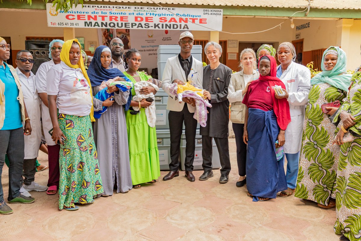 UNICEFGuinea's tweet photo. À Kindia, le Gouvernement du Japon et l’UNICEF ont remis 1 250 glacières pour renforcer la chaîne du froid en Guinée.
+150 000 enfants de moins d’un an pourront accéder à la vaccination
Parce qu’aucun enfant ne doit être laissé de côté.
#Pourchaqueenfant https://t.co/tPJ1GDPuhI