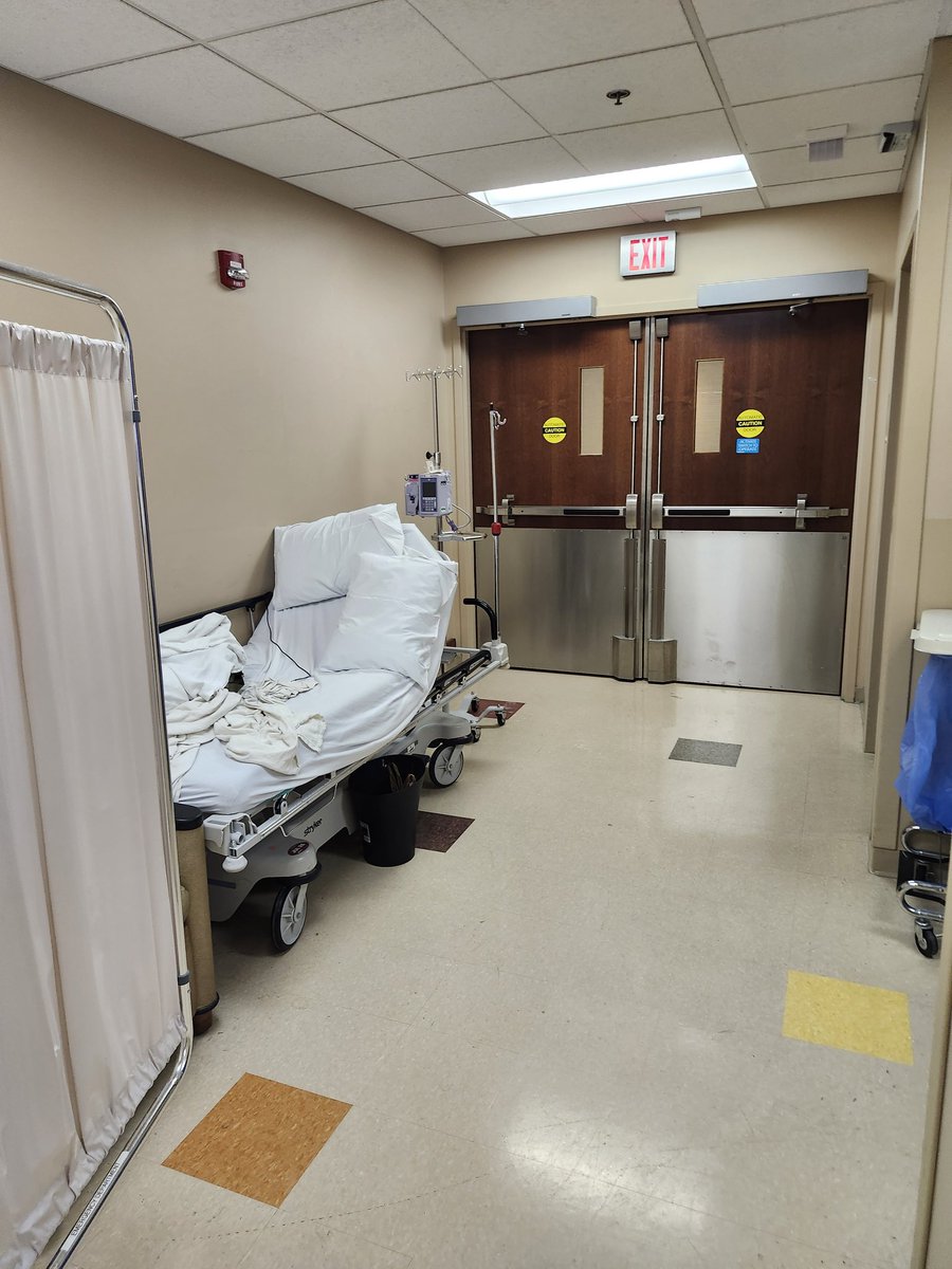 tk_keithb's tweet photo. Yo @HenryFordHealth can you send someone to unhook this light? Ya'll got no rooms in West Bloomfield and so they stuck me in this hall and I've been awake for like 36 hours cuz of this light help me out brother I got Crohn's  😆 https://t.co/3FIZk3iczb