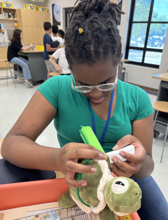 Lex1EdFound's tweet photo. Thanks to a Michelin Golden Apple Teacher Grant awarded to STEM teacher, Deborah Harmon at Oak Grove Elementary, students are becoming real-world engineers by designing and 3D-printing prosthetic prototypes for "injured" stuffed animals. @OGElementary @MichelinUSA  @LexingtonOne https://t.co/9ZRKsTKcgb