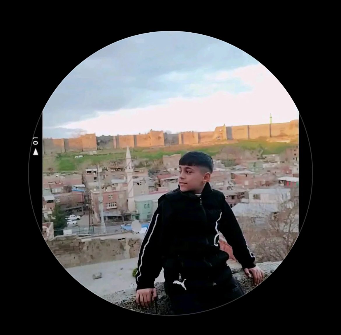 zeyyerinde1's tweet photo. Yetkililere acil çağrıdır;

TikTok’ta “mehmet21103” adlı hesapta paylaşılan görüntülerde bir köpeğin 5 kişi tarafından darp edildiği iddia ediliyor.

Yıllardır Hizbullahvari nefret diliyle konuşan C31K-GÜSODER benzeri yapılar toplumda nefreti ve şiddeti büyüttü. Bugün gelinen noktada hayvana yönelik bu vahşet artık açıkça suç üretir hale geldi.

Hesap sahibi ve görüntülerde yer alan herkes acilen tespit edilmeli, haklarında en ağır cezai işlem uygulanmalıdır.

#SokakHayvanlarıSahipsizDeğil