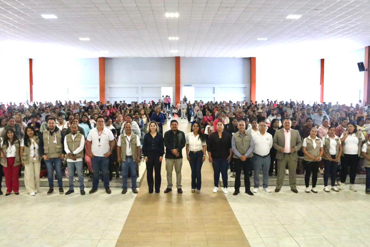 RobertoPantojaA's tweet photo. ¡Inversión histórica de $122 MDP en la región de #Zitácuaro! 🏫✨
​419 escuelas de Zitácuaro, Tuxpan y Jungapeo recibieron tarjetas de #Bienestar del programa #LEEN 2026. Los recursos se usarán para construcción, rehabilitación y equipamiento de planteles. 👨‍👩‍👧📍 #Michoacán https://t.co/j09dz2TNpo