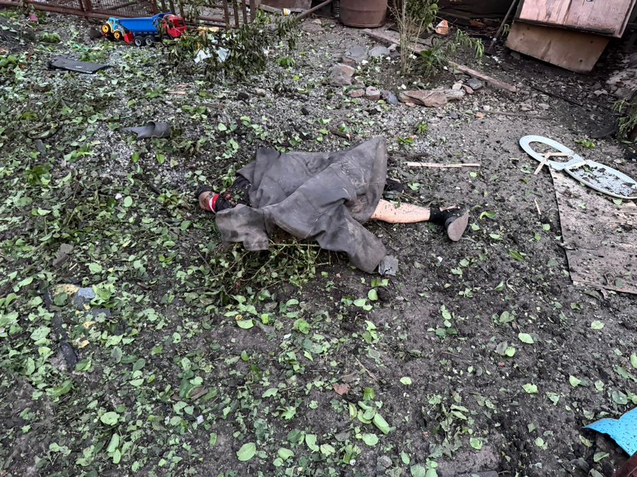 💔📸 Kryvyi Rih.

Two elderly people were killed.
A 9-month-old baby girl had her leg torn off by the blast. Doctors are fighting to save her life right now.

We don’t hate russia enough.