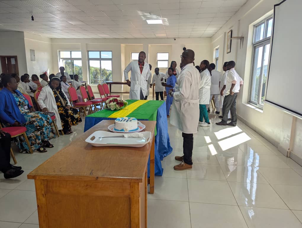 KigemeHospital's tweet photo. Umuyobozi w'Ibitaro  yakomeje abasaba gukomeza gukorana urukundo, ubwitange  n'umurava akazi bakora bita ku baje babagana. 
Itariki ya 5 Gicurasi buri mwaka isi yose yizihiza umunsi mpuzamahanga w'ababyaza naho 12 Gicurasi aba ari umunsi mpuzamahanga w'abaforomo n'abaforomokazi https://t.co/ZWTyx5nXmR